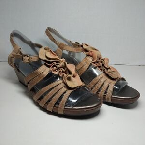 Clarks Bendables Women's size 7.5 M Open Toe wedged Heels Sandals Tan Leather